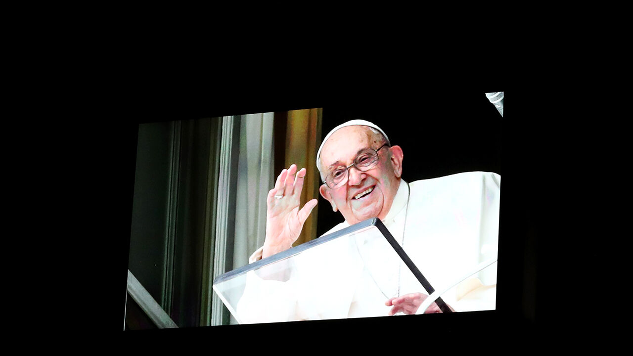 Hommage an Papst Franziskus bei Giro d'Italia 1