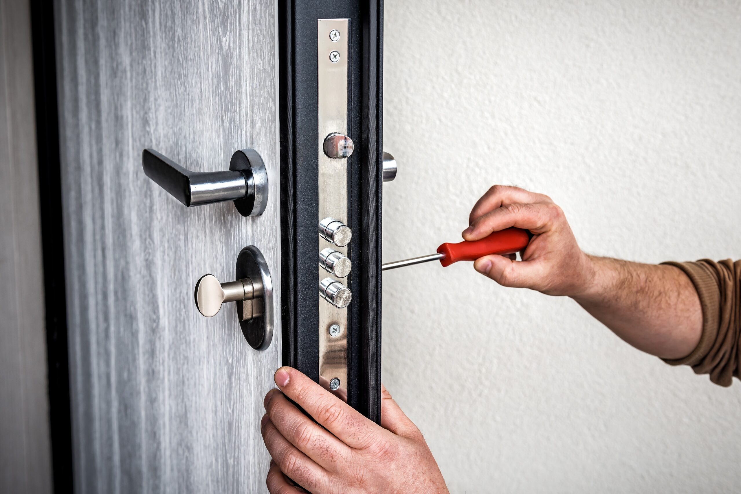 Professional,Handyman,Repair,The,Door,Lock,In,Metal,Entrance,Door,